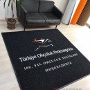 Siyah zeminli beyaz logolu paspas P4505