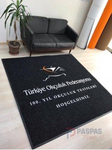 Siyah zeminli beyaz logolu paspas P4505