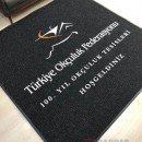 Siyah zeminli beyaz logolu paspas P4505