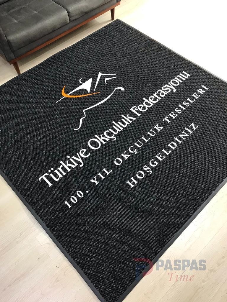 Siyah zeminli beyaz logolu paspas P4505