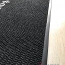 Siyah zeminli beyaz logolu paspas P4505