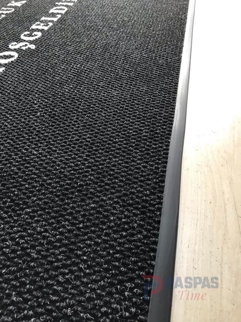 Siyah zeminli beyaz logolu paspas P4505