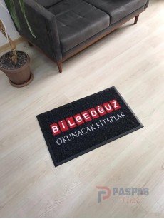 Siyah zeminli kırmızı logolu paspas P4510