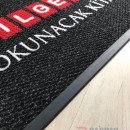 Siyah zeminli kırmızı logolu paspas P4510