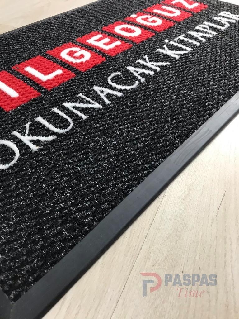 Siyah zeminli kırmızı logolu paspas P4510