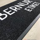 Siyah zeminli Beyaz logolu paspas P4514