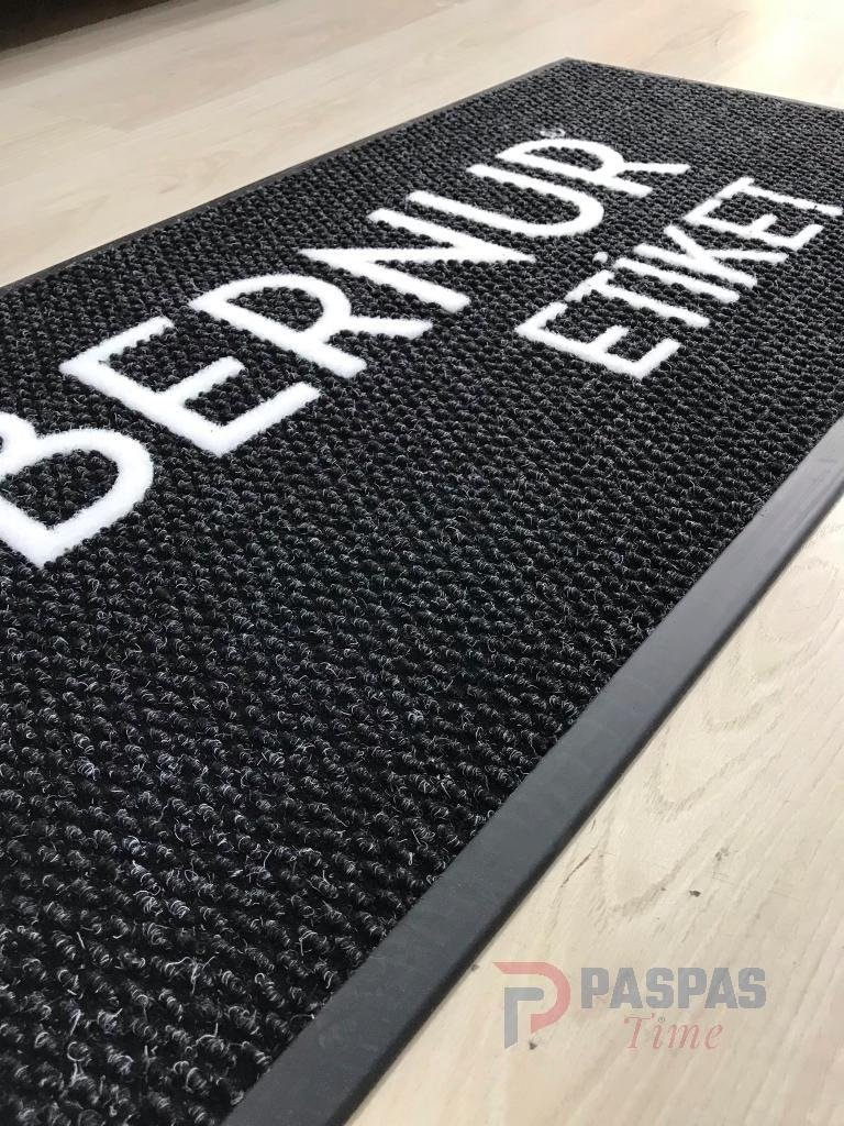 Siyah zeminli Beyaz logolu paspas P4514