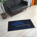 Siyah zeminli gri mavi logolu paspas P4518