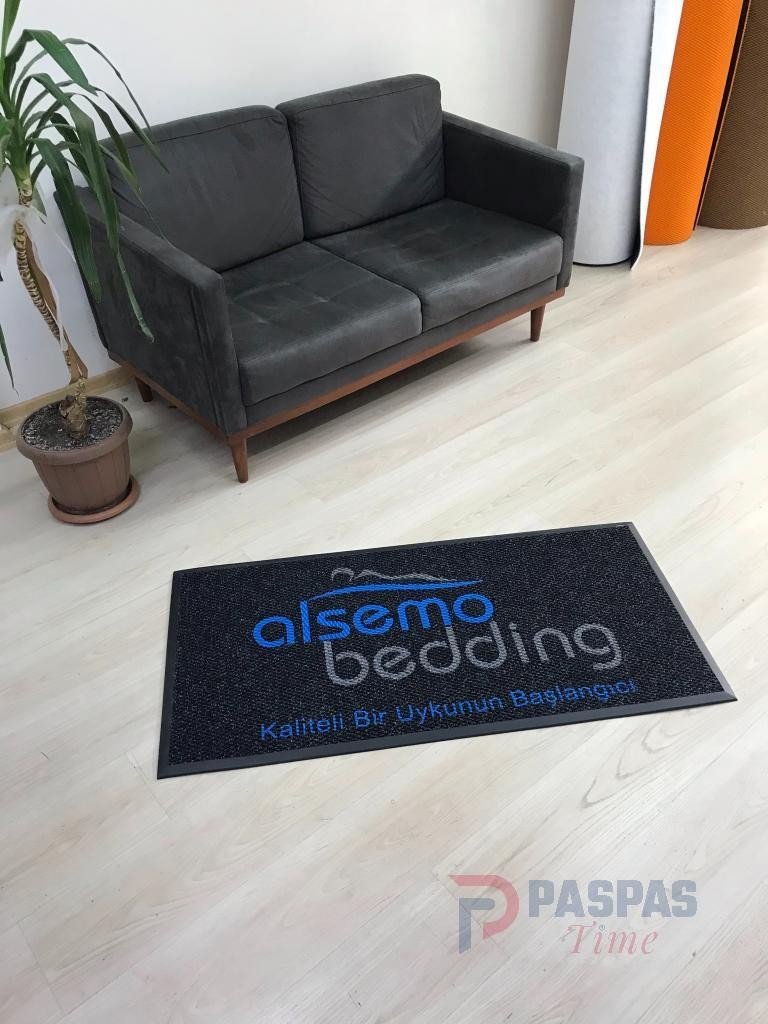 Siyah zeminli gri mavi logolu paspas P4518