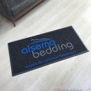 Siyah zeminli gri mavi logolu paspas P4518