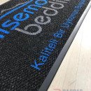 Siyah zeminli gri mavi logolu paspas P4518