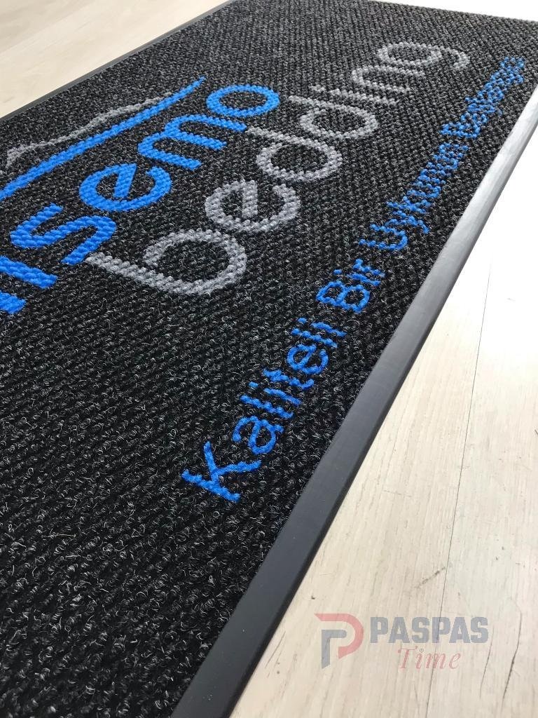 Siyah zeminli gri mavi logolu paspas P4518