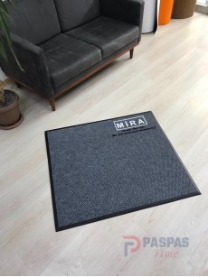 Gri zeminli siyah logolu paspas P4522