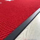 Kırmızı zeminli beyaz logolu paspas P4534 Kırmızı zeminli beyaz logolu paspas P4534