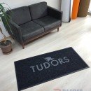 Siyah zeminli gri logolu paspas P4527