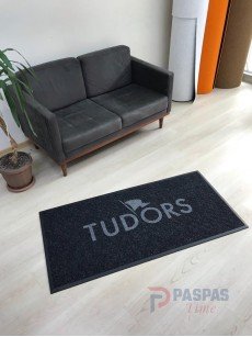 Siyah zeminli gri logolu paspas P4527