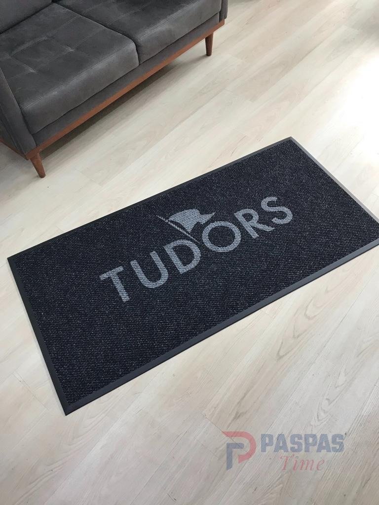 Siyah zeminli gri logolu paspas P4527