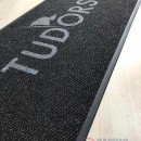 Siyah zeminli gri logolu paspas P4527