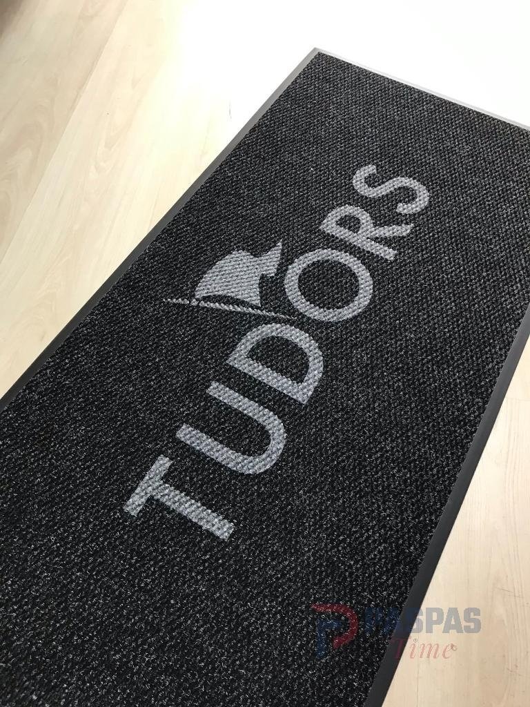 Siyah zeminli gri logolu paspas P4527