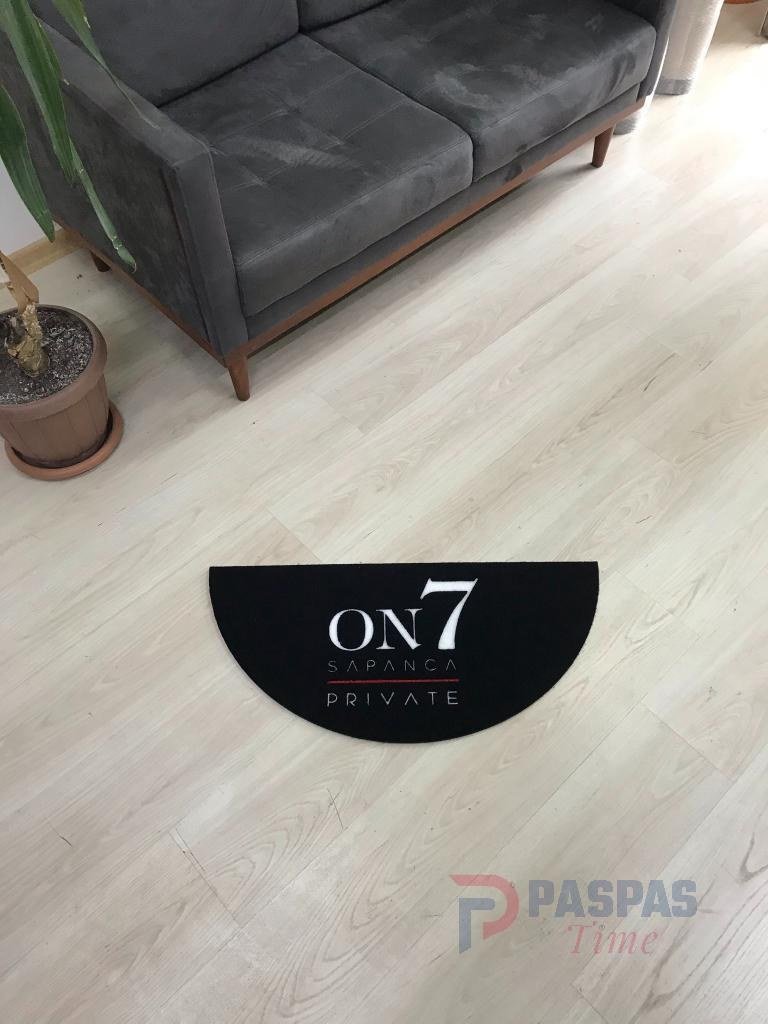 Siyah zeminli beyaz oval logolu paspas P4538