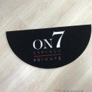 Siyah zeminli beyaz oval logolu paspas P4538