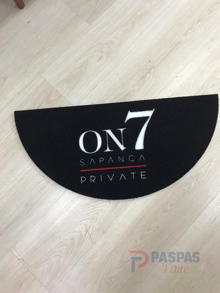 Siyah zeminli beyaz oval logolu paspas P4538