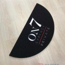 Siyah zeminli beyaz oval logolu paspas P4538