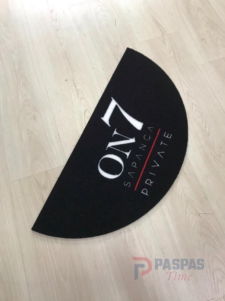 Siyah zeminli beyaz oval logolu paspas P4538