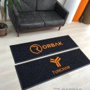 Siyah zeminli turuncu logolu paspas P4887