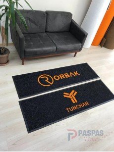 Siyah zeminli turuncu logolu paspas P4887