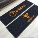 Siyah zeminli turuncu logolu paspas P4887