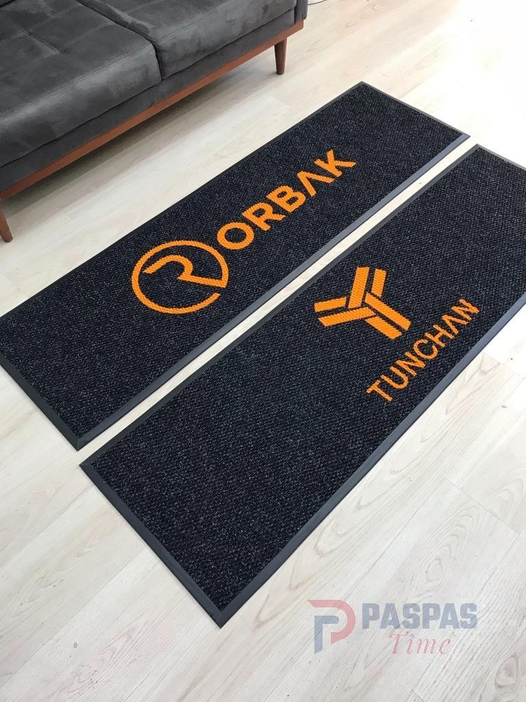 Siyah zeminli turuncu logolu paspas P4887