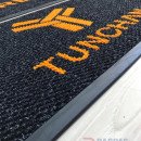 Siyah zeminli turuncu logolu paspas P4887