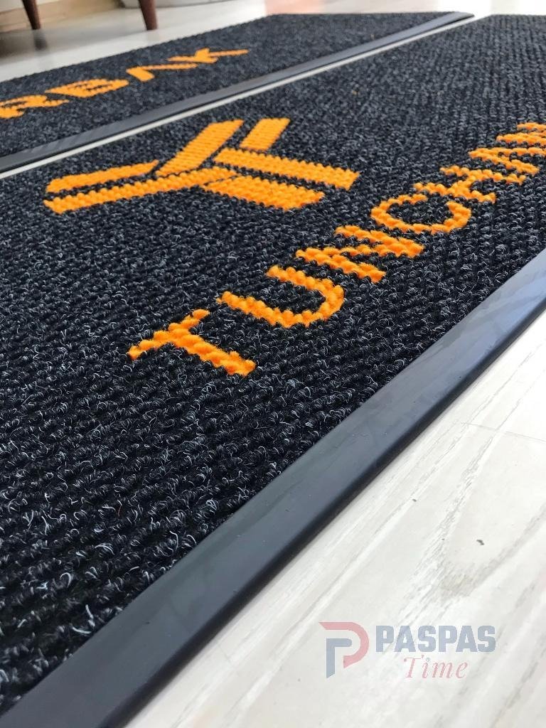 Siyah zeminli turuncu logolu paspas P4887