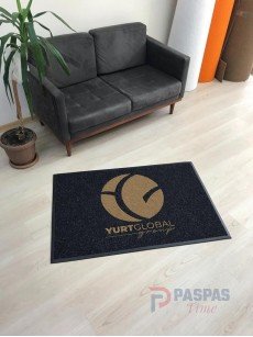 Siyah zeminli gold logolu paspas P4891