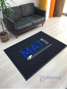 Siyah zeminli mavi logolu paspas P4905