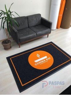 Siyah zeminli turuncu logolu paspas P4941