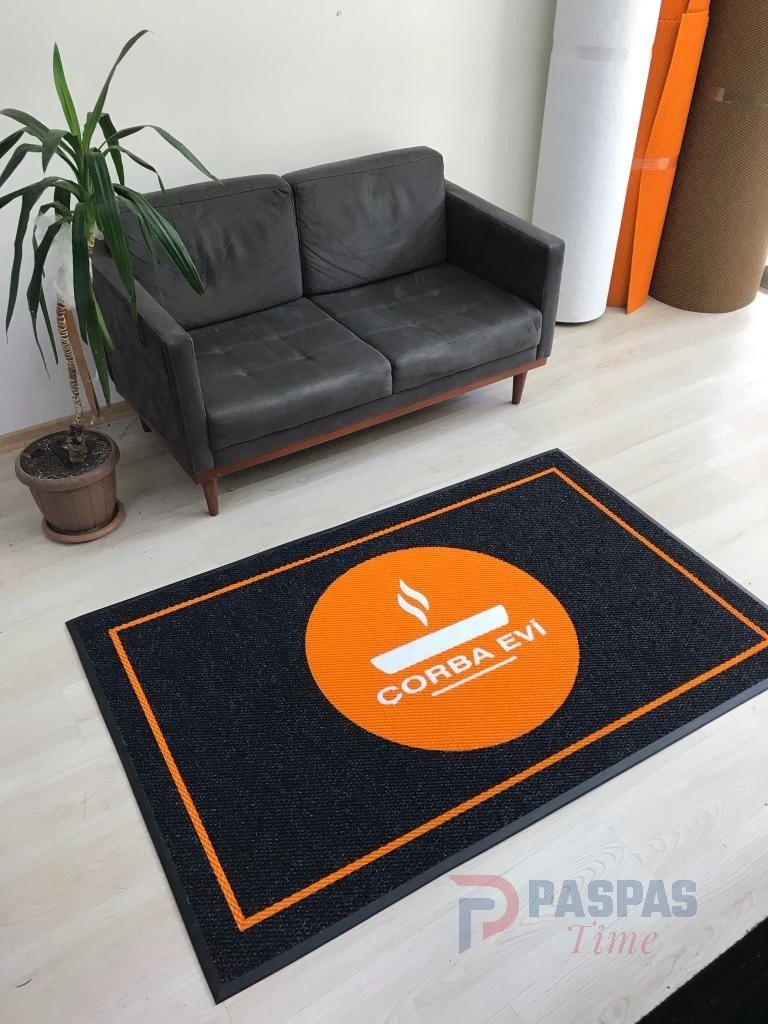 Siyah zeminli turuncu logolu paspas P4941