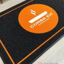 Siyah zeminli turuncu logolu paspas P4941