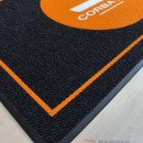 Siyah zeminli turuncu logolu paspas P4941