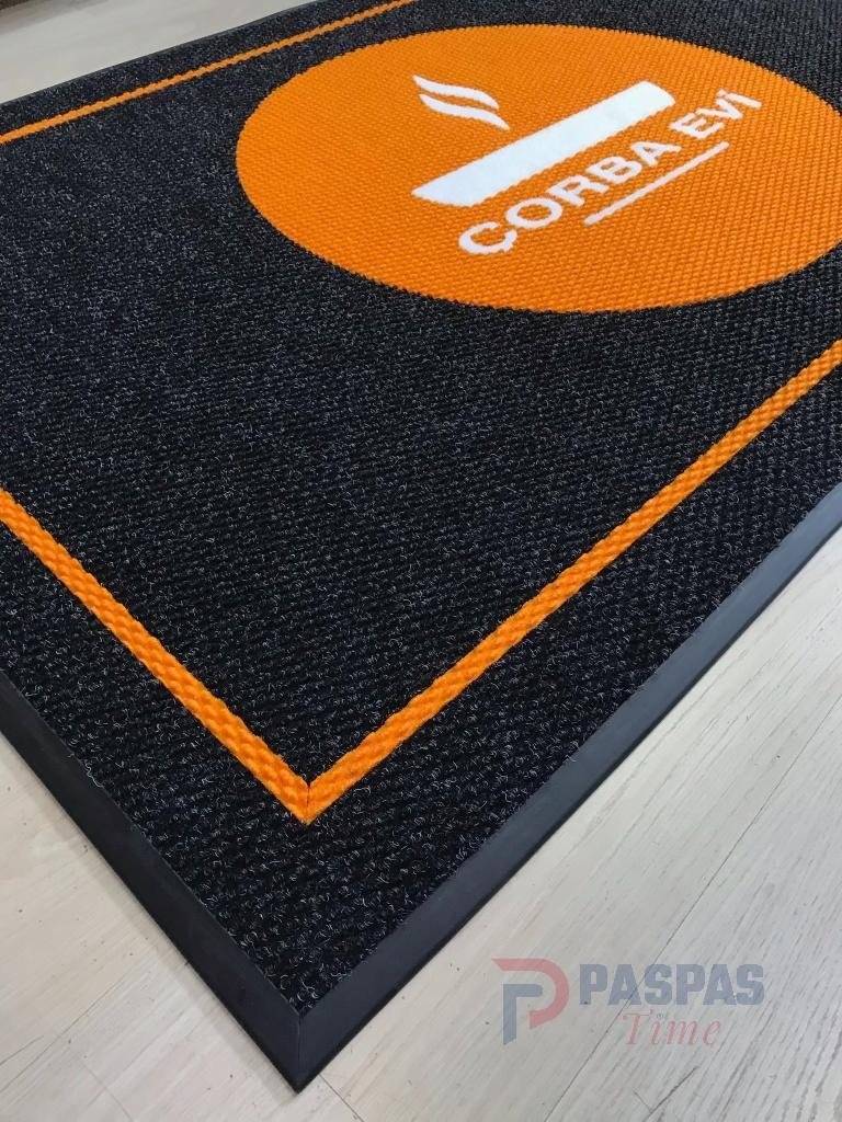 Siyah zeminli turuncu logolu paspas P4941