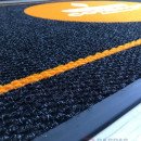 Siyah zeminli turuncu logolu paspas P4941