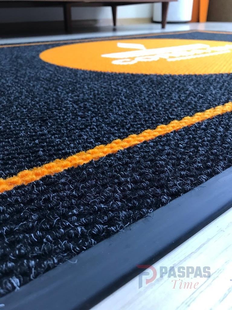 Siyah zeminli turuncu logolu paspas P4941