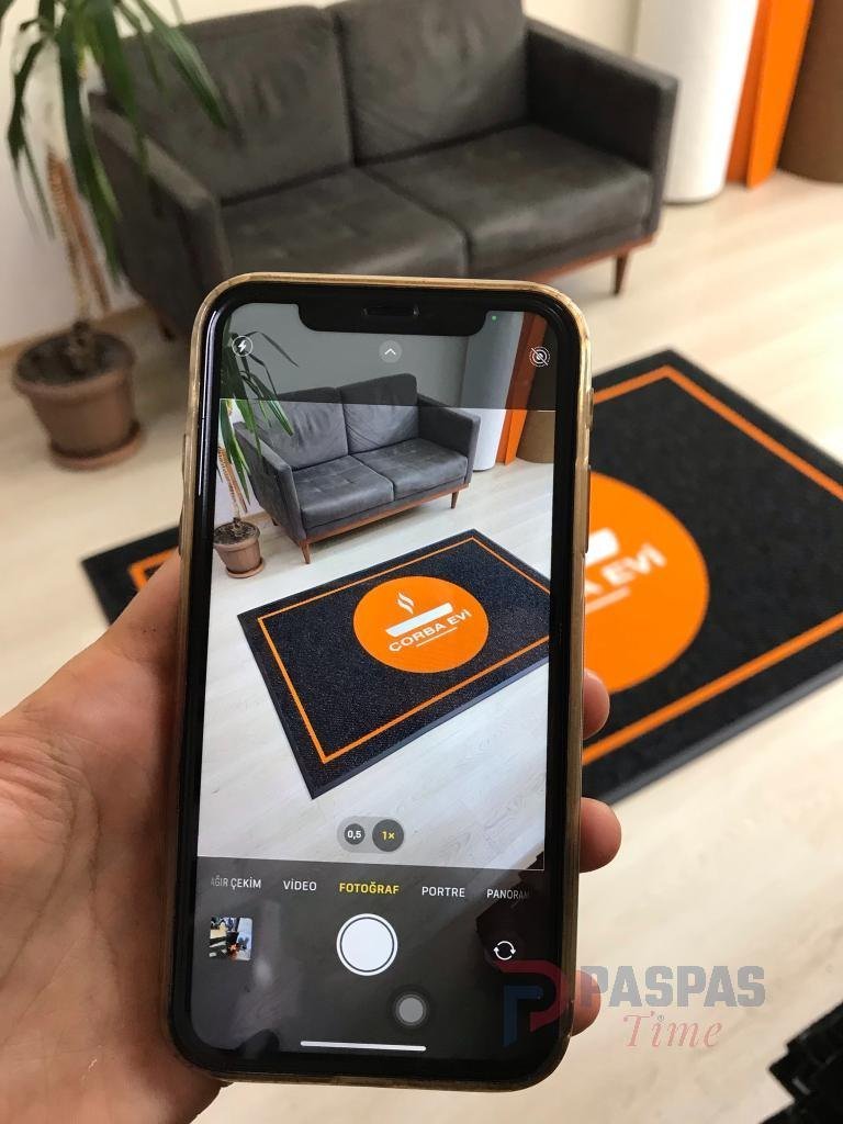 Siyah zeminli turuncu logolu paspas P4941