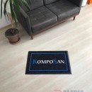 Siyah zeminli mavi logolu paspas P4954