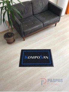 Siyah zeminli mavi logolu paspas P4954