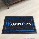 Siyah zeminli mavi logolu paspas P4954