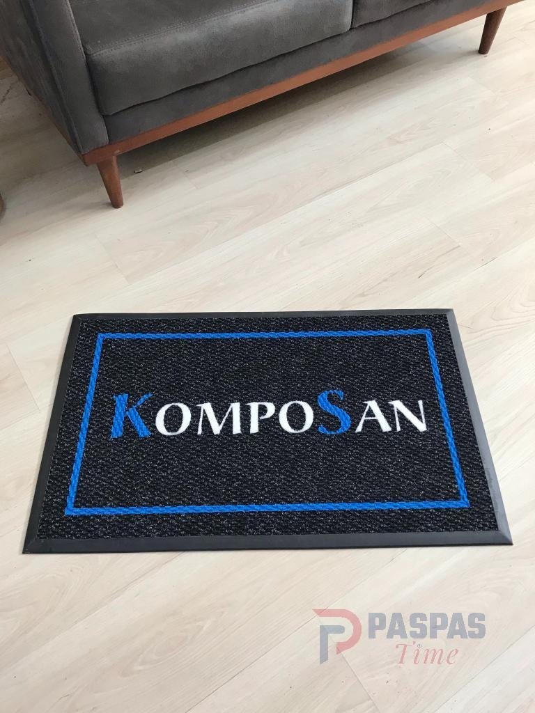 Siyah zeminli mavi logolu paspas P4954