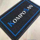 Siyah zeminli mavi logolu paspas P4954