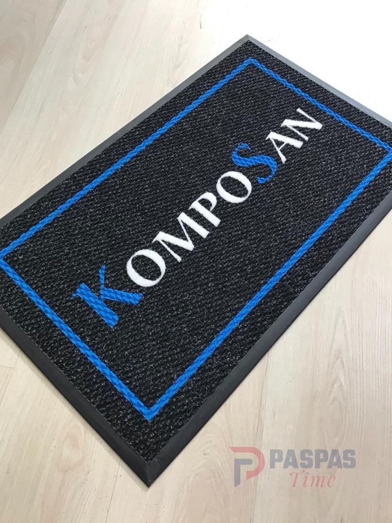 Siyah zeminli mavi logolu paspas P4954